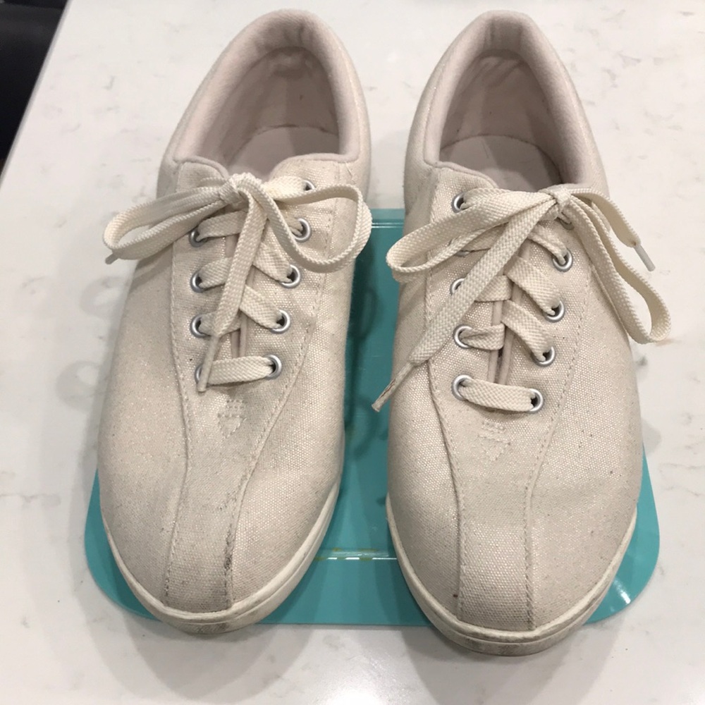 EASY SPIRIT SZ 7 1/2 white metallic sheen. Very good condition. WALKING SHOES